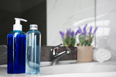 Banyodaki lavaboda bir şişe duş jeli. Metin için boşluk