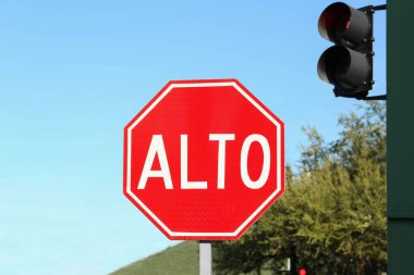 Kırmızı Dur uyarısı. Mexico caddesinde yol tabelası.