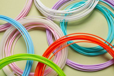 Zeytin zemininde üç boyutlu kalem için renkli plastik lifler, düz konum