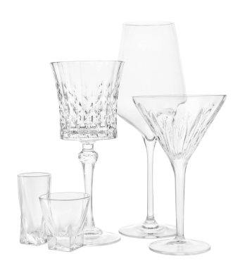 Beyaza izole edilmiş farklı zarif boş bardaklar.