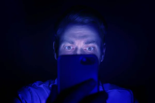 Závislost Internetu Muž Používající Noci Smartphone Toned Blue — Stock fotografie