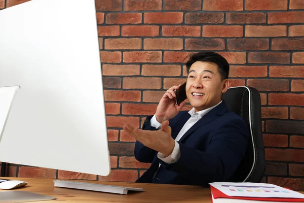 Patron Heureux Parlant Téléphone Dans Son Bureau — Photo