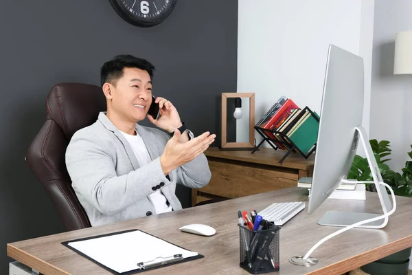 Mutlu Patron Ofisinde Telefonla Konuşuyor — Stok fotoğraf