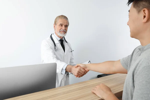 医師が病院で患者と握手 — ストック写真