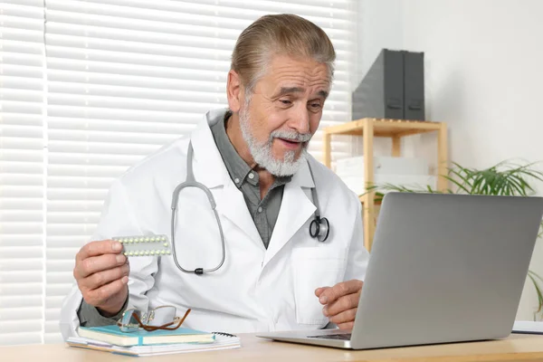 Médico Sênior Feliz Com Paciente Consultoria Laptop Mesa Madeira Clínica — Fotografia de Stock