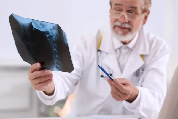 Ortopedista Profesional Con Radiografía Clínica — Foto de Stock