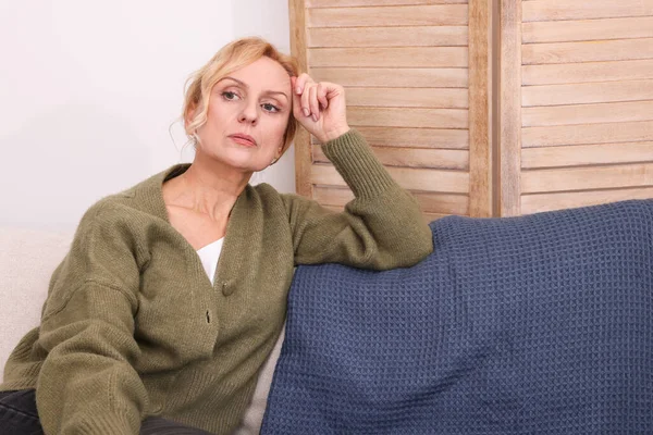 自宅でソファでしゃぶらされる中年女性を動揺させます 孤独の概念 — ストック写真