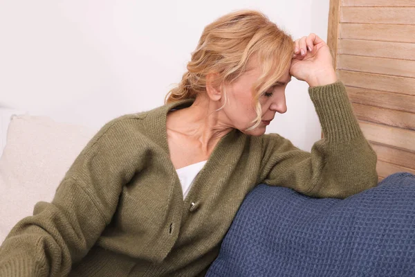 心烦意乱的中年妇女在家里沙发上闷闷不乐 孤独的概念 — 图库照片