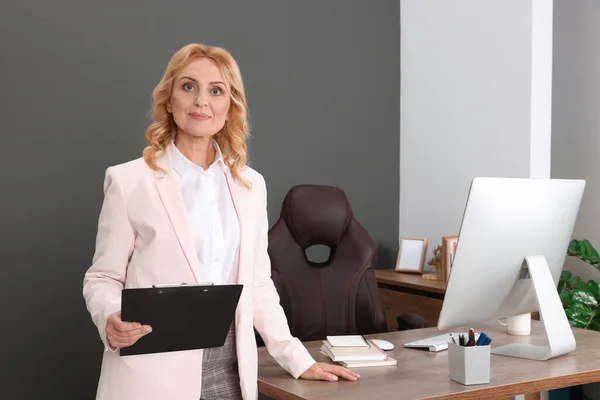 Selamat Wanita Bos Dengan Clipboard Dekat Meja Kantor Pengusaha Wanita — Stok Foto