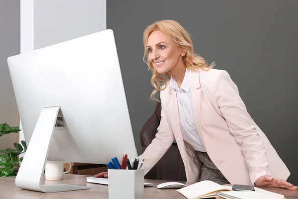 Szczęśliwa Szefowa Pracująca Przy Komputerze Biurze Sukces Bizneswoman — Zdjęcie stockowe