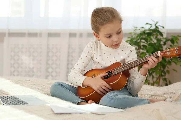 Bambina Che Impara Giocare Ukulele Con Corso Musica Online Casa — Foto Stock