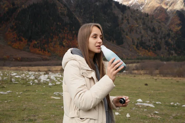 아름다운 산에서체 체병을 마시는 여인들 — 스톡 사진
