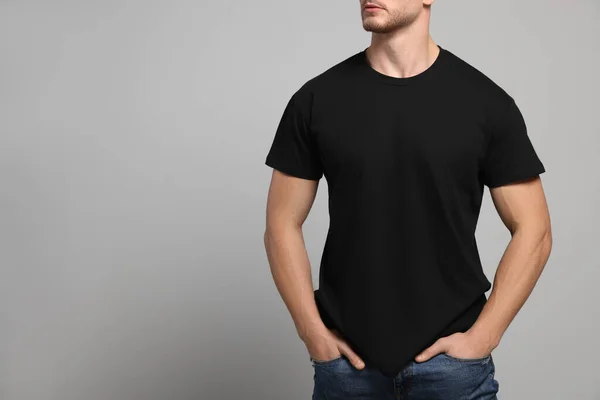 Homem Vestindo Camiseta Preta Fundo Cinza Claro Close Mockup Para — Fotografia de Stock