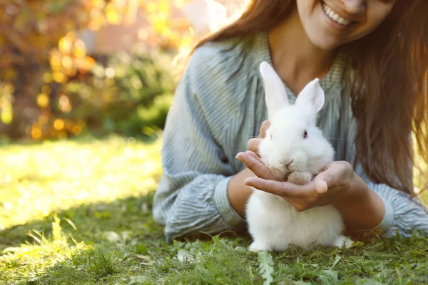 Mujer Feliz Con Lindo Conejo Hierba Verde Aire Libre Primer — Foto de Stock