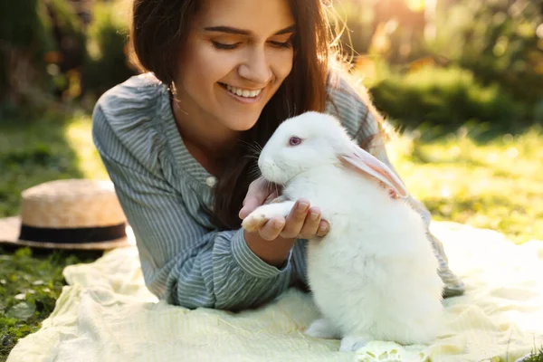 Mujer Feliz Con Lindo Conejo Hierba Verde Aire Libre Primer — Foto de Stock