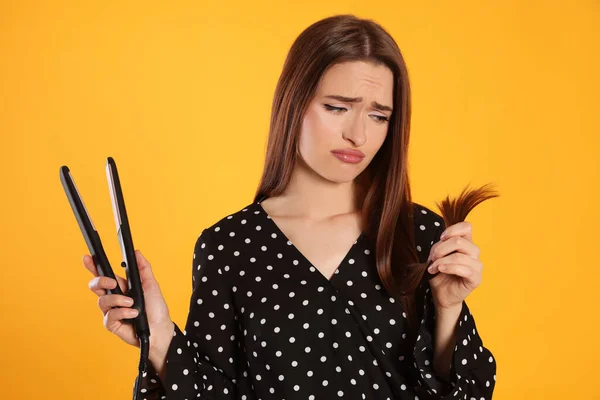 Upset Young Woman Flattening Iron Yellow Background Hair Damage — Stock Photo, Image