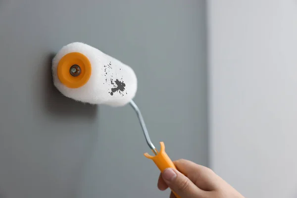 Trabajador Usando Rodillo Para Pintar Pared Con Tinte Gris Interiores — Foto de Stock