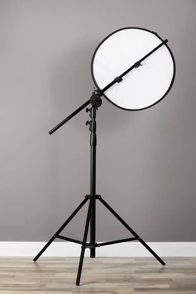 Professional Light Reflector Tripod Grey Wall Room Photography Equipment — Stock Photo, Image