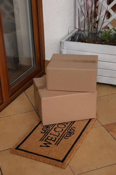 Parcels Delivered Mat Front Door — Fotografia de Stock