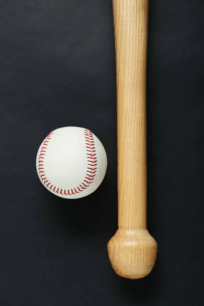 Drewniany Kij Baseballowy Piłka Czarnym Tle Płaski Leżał Sprzęt Sportowy — Zdjęcie stockowe