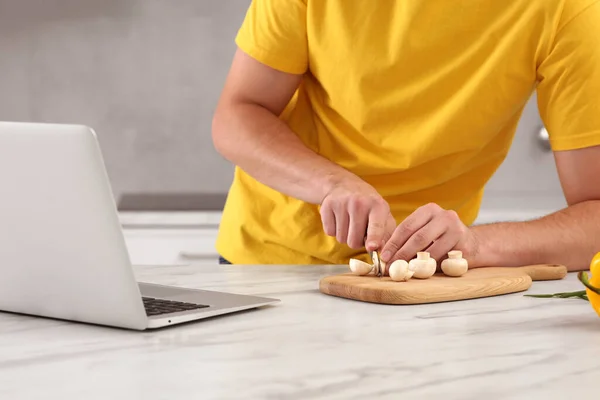 Man Watching Cooking Online Course Laptop While Cutting Mushrooms Kitchen — Fotografia de Stock