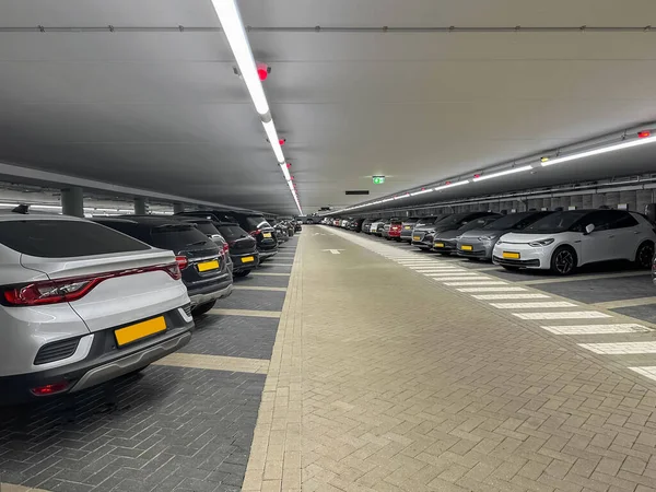 Muitos Carros Diferentes Garagem Estacionamento Subterrânea — Fotografia de Stock
