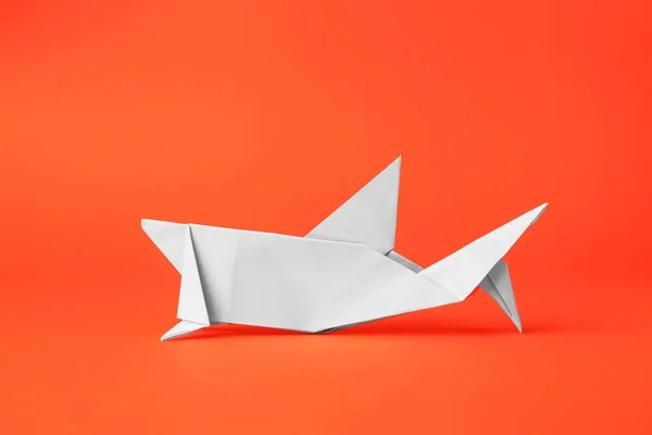 Τέχνη Οριγκάμι Χειροποίητος Λευκός Χάρτινος Καρχαρίας Πορτοκαλί Φόντο — Φωτογραφία Αρχείου