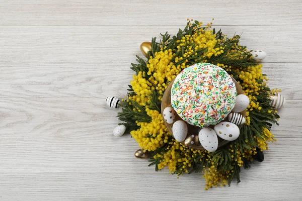 Tradycyjne Ciasto Wielkanocne Posypką Malowane Jajka Piękne Wiosenne Kwiaty Białym — Zdjęcie stockowe
