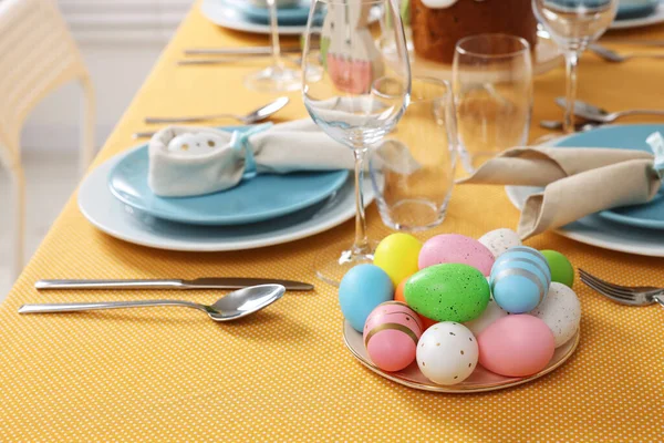 Boyalı Yumurtalar Bardaklar Çatal Bıçaklarla Dolu Bir Sofra Paskalya Kutlaması — Stok fotoğraf
