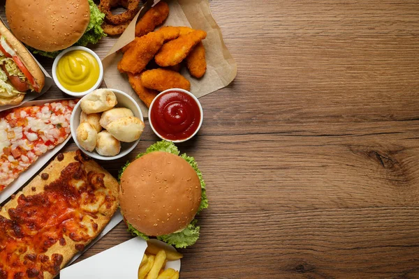 Frytki Hamburgery Inne Fast Food Drewnianym Stole Płaskie Leżaki Miejscem — Zdjęcie stockowe