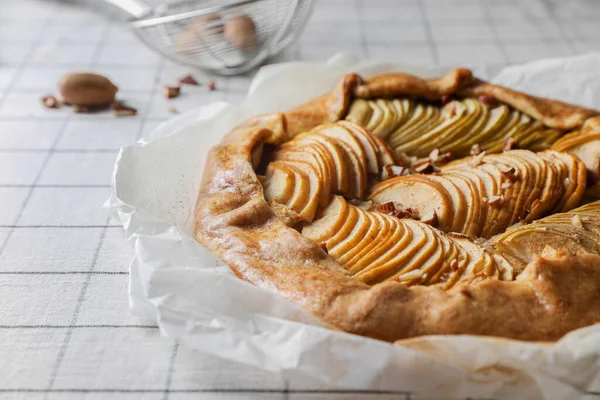 Läcker Äppelgalett Med Pekannötter Bordet Närbild — Stockfoto
