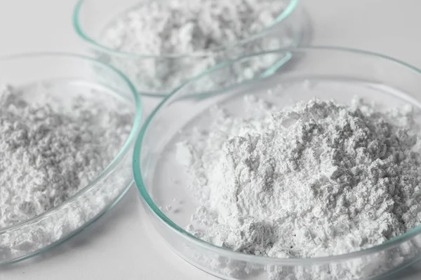 Petri Πιάτα Ανθρακικό Ασβέστιο Σκόνη Λευκό Τραπέζι Closeup — Φωτογραφία Αρχείου