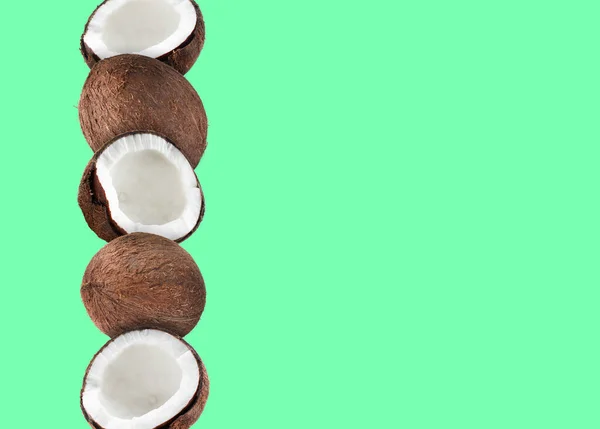 Hromada Čerstvých Kokosových Ořechů Světle Zeleném Pozadí Mezera Pro Text — Stock fotografie