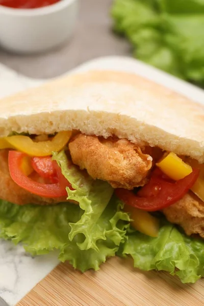 Läcker Vitasmörgås Med Stekt Fisk Peppar Tomater Och Sallad Bordet — Stockfoto