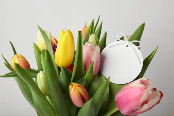 Bukiet Kolorowych Tulipanów Pustą Kartką Białym Tle Zbliżenie — Zdjęcie stockowe