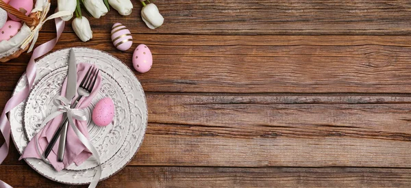 Lalelerle Süslü Paskalya Sofrası Ahşap Arka Planda Boyanmış Yumurtalar Metin — Stok fotoğraf