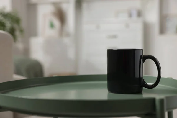 绿色桌子上的空白瓷杯 用于设计的模型 — 图库照片