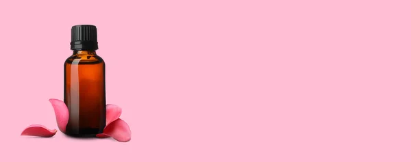 Egy Palack Rózsa Illóolaj Virágszirmok Rózsaszín Háttér Hely Szövegnek Bannertervezés — Stock Fotó