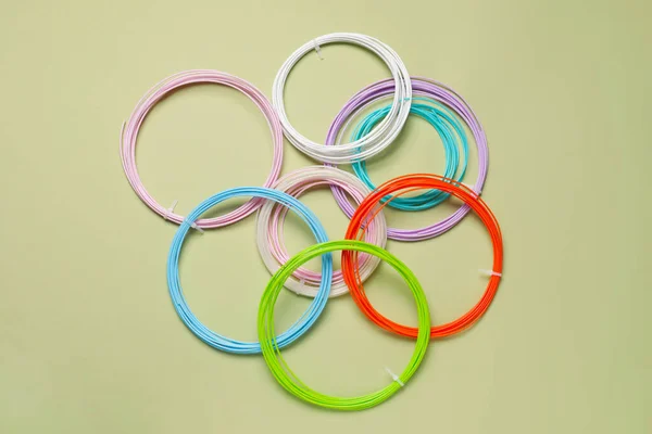 Filaments Plastique Coloré Pour Stylo Sur Fond Olive Pose Plate — Photo