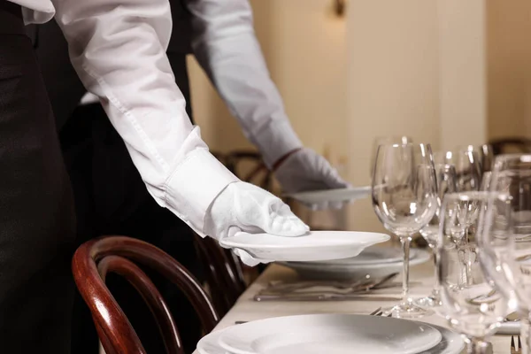 Mujer Poniendo Mesa Restaurante Primer Plano Cursos Mayordomo Profesional — Foto de Stock