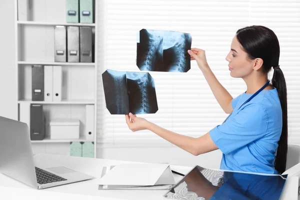 Doctor Examining Neck Mri Images Clinic — Stock Photo, Image