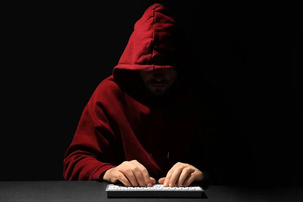Хакер Работает Клавиатурой Темной Комнате Кибератака — стоковое фото