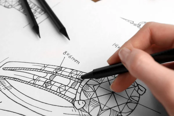Kuyumcu Kağıda Zarif Bir Yüzük Çiziyor Yakın Plan — Stok fotoğraf