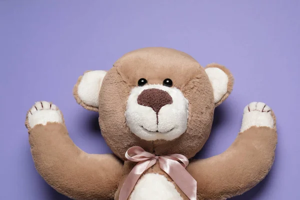 Netter Teddybär Auf Hellviolettem Hintergrund — Stockfoto