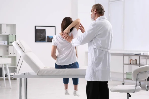 Ortopedista Profesional Examinando Hombro Del Paciente Clínica —  Fotos de Stock