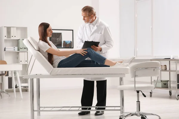 Orthopedist Examining Patient Injured Knee Clinic — Foto de Stock