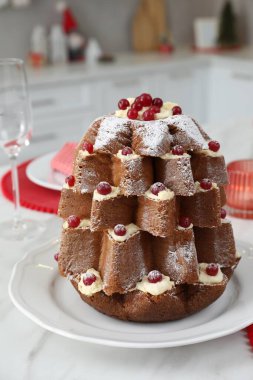 Lezzetli Pandoro Noel ağacı pastası pudra şekeri ve böğürtlenlerle süslenmiş beyaz mermer masa