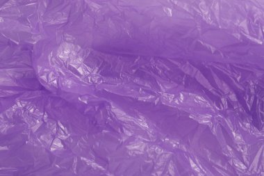 Arkaplan olarak buruşuk mor plastik torba, üst görünüm