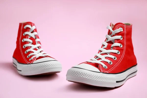 Pembe Arka Planda Bir Çift Yeni Şık Kırmızı Spor Ayakkabı — Stok fotoğraf