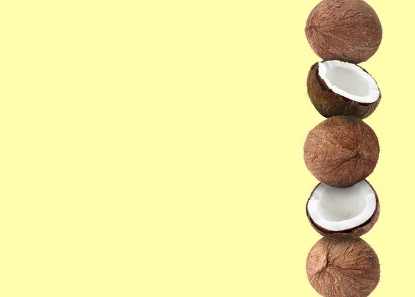 Stos Świeżych Kokosów Jasnożółtym Tle Miejsce Tekst — Zdjęcie stockowe